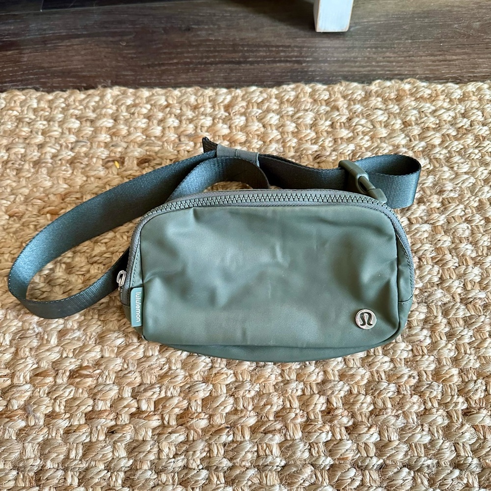 Lululemon Everywhere Belt Bag